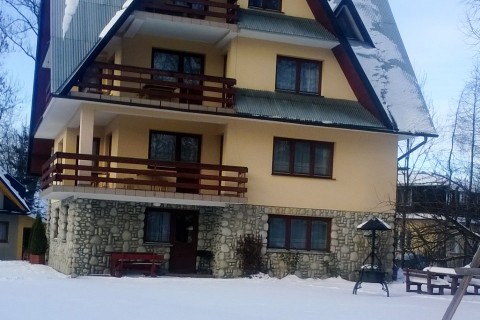 Ogród zimą wokół pensjonatu